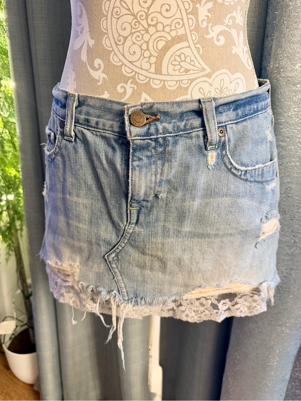 Abercrombie & Fitch Y2K Distressed Lace Denim Mini Skirt Size 4